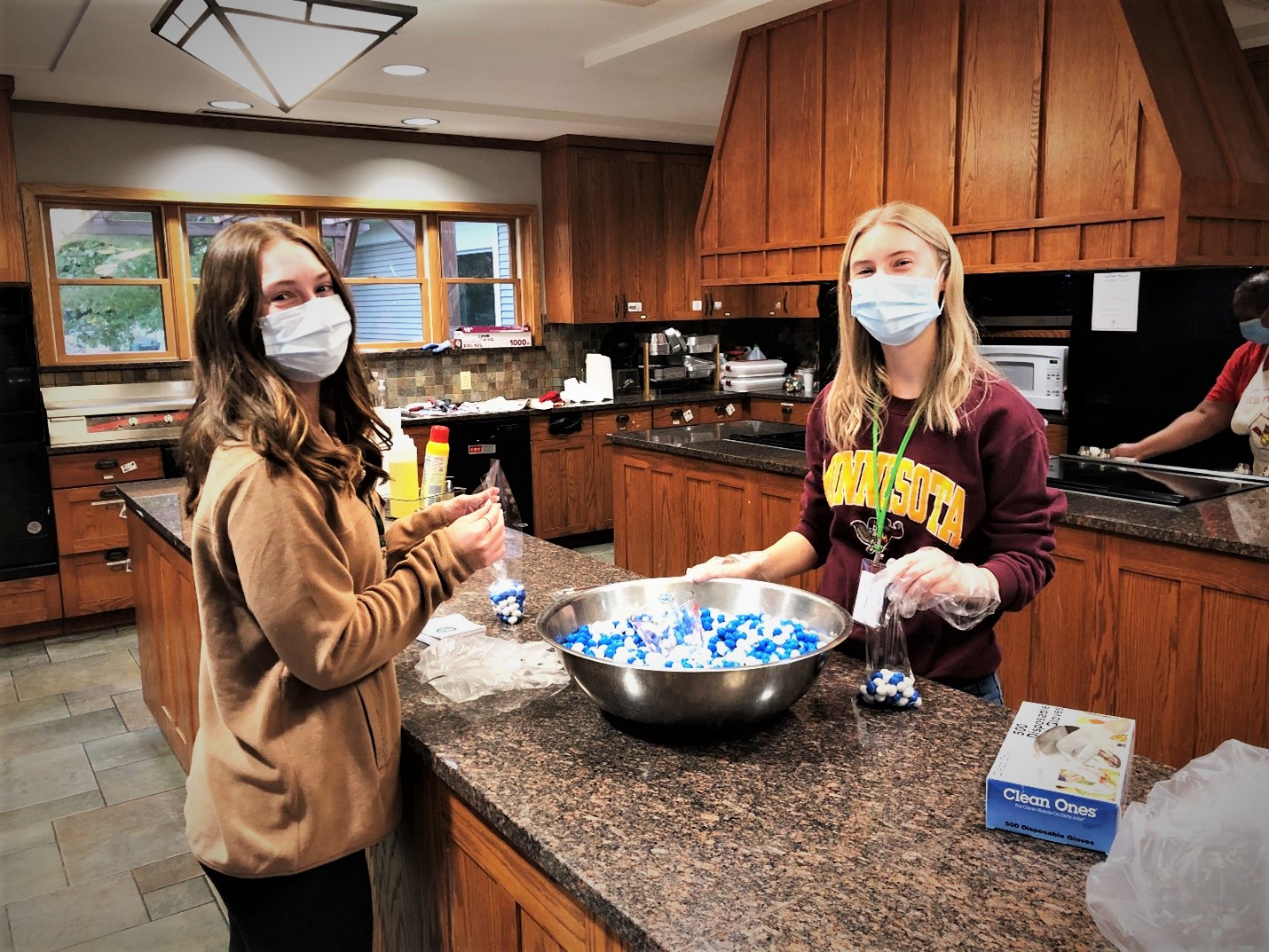 Oak Street kitchen assistant volunteers