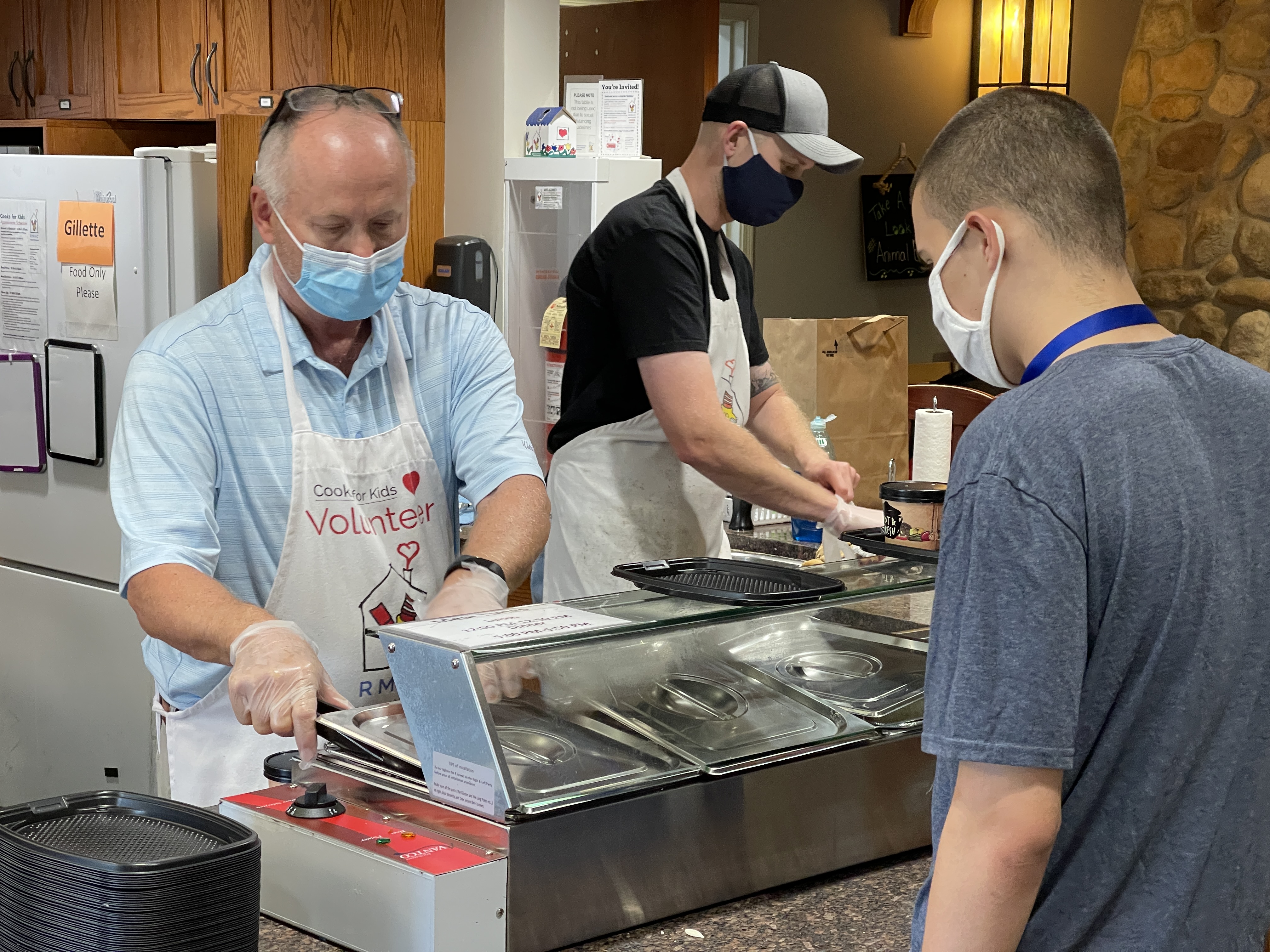 Oak Street meal server volunteers